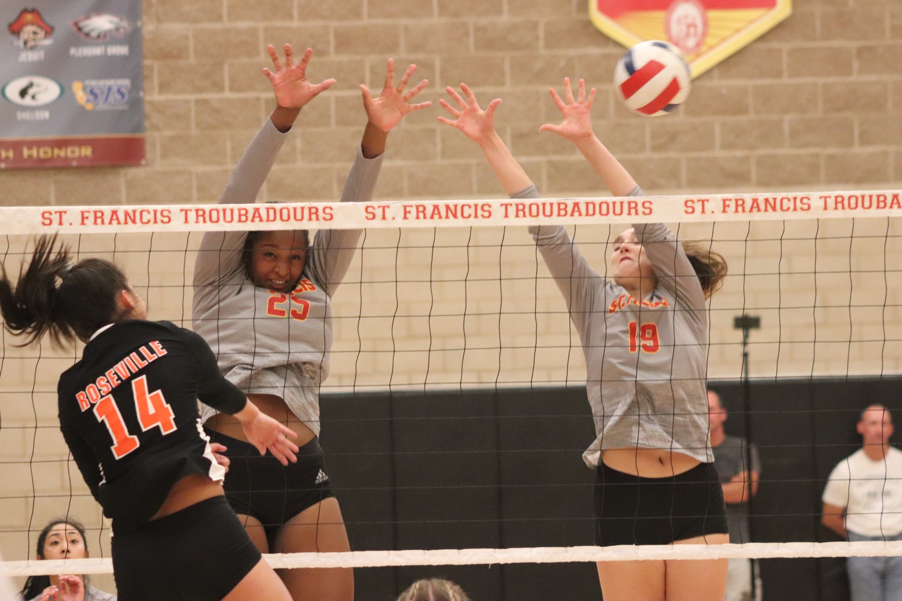 Volleyball Improves to 17-0 with Straight Set Win at CO